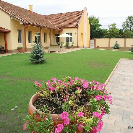 Eszter Apartman Бекесксаба Екстериор снимка